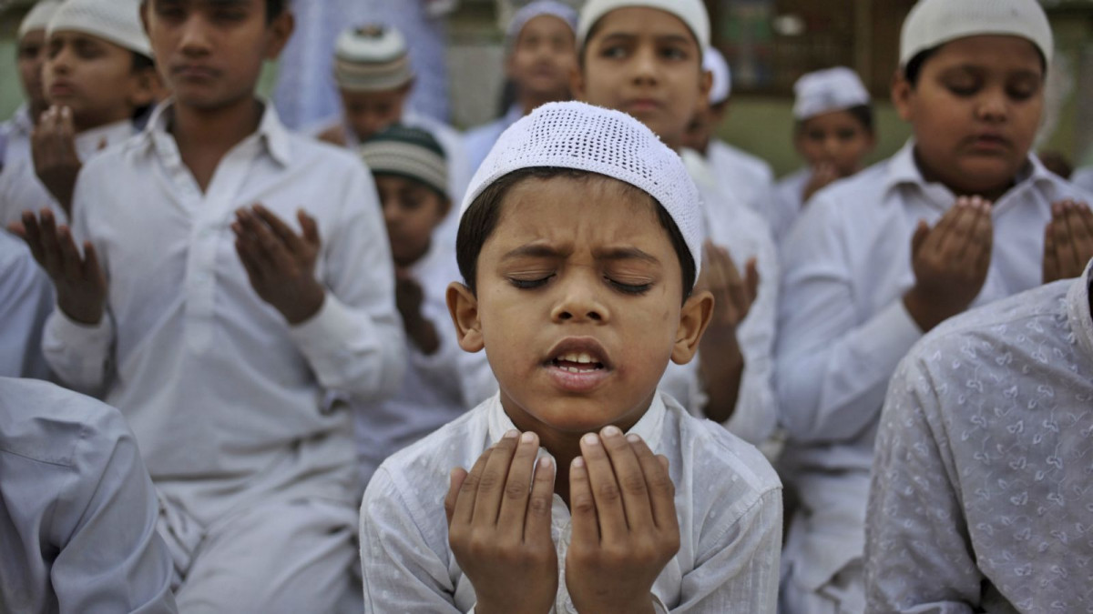 इस्लाम धर्मावलम्बीले आज इद मनाउँदै देशभर सार्वजनिक बिदा
