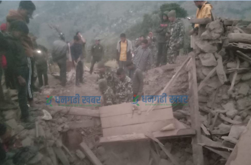 नेपाली सेनासहितका सुरक्षाकर्मीले भूकम्पका घाइतेको उद्धार गर्दै