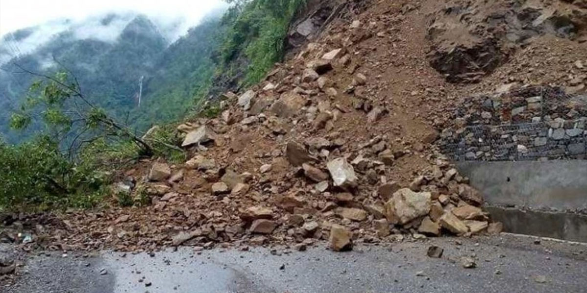 भीमदत्त राजमार्गमा पहिरो खस्दा सुदूरपश्चिमका सात जिल्लाको यातायात ठप्प