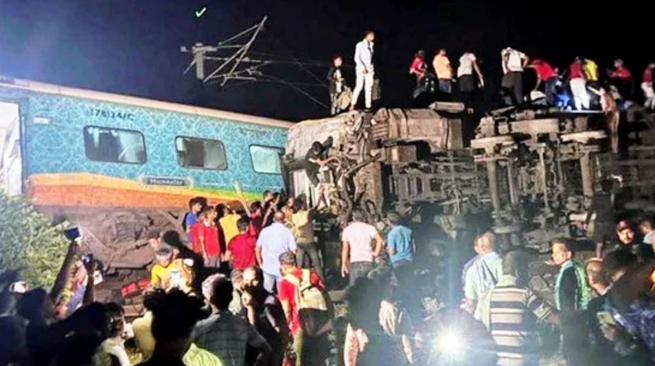 भारतको ओडिशा रेल दुर्घटनामा २३३ यात्रुको मृत्यु, सयौं घाइते