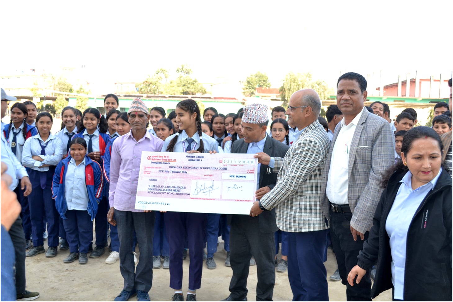 महालक्ष्मी विकास बैंकद्वारा जोशीलाई छात्रवृत्ति रकम प्रदान