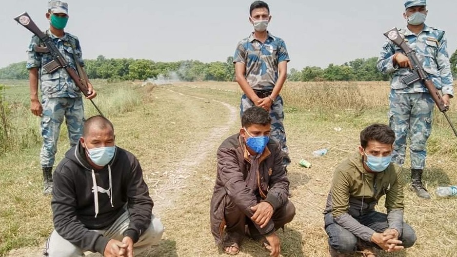 लकडाउनको उल्लघंन गरेको आरोपमा नेपाल-भारत सीमा क्षेत्रमा राति भेटिएका तीन जना पक्राउ