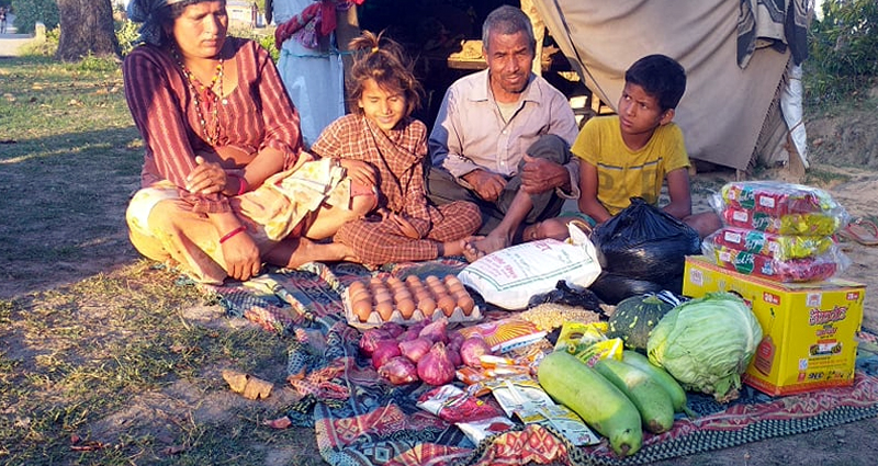 धनगढीको बिएल जनरल स्टोर एण्ड अण्डा सप्लायसद्धारा बिपन्न परिवारलाई खाद्यान्न सहयोग
