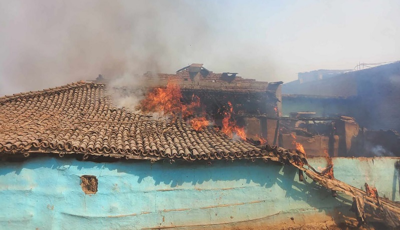 सर्लाहीको बाराउद्योरण गाउँमा आगलागी ६५ घर जले