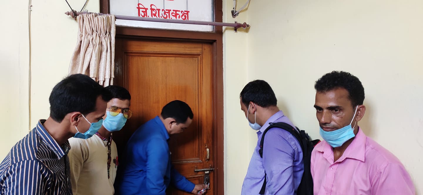 आठ महिनादेखि शिक्षकले तलब पाएनन, देशभरिकै शिक्षा ईकाईमा तालाबन्दी