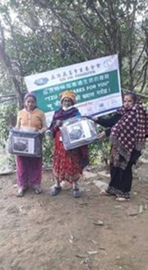 चुजी फाउन्डेसनको सहयोग र नेपाल परिवार दलका युवा नेता नागरीको पहलमा शैल्यशिखर नगरपालिकामा बल्याङकेट वितरण
