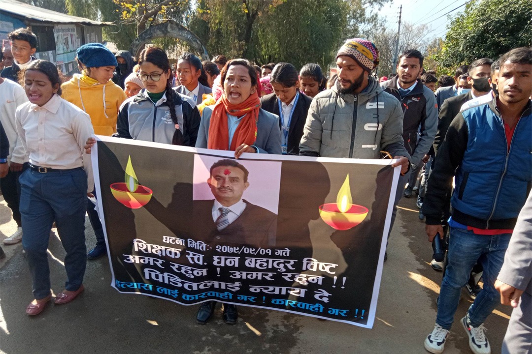 बैतडीमा शिक्षक मृत फेला प्रकरण :  विद्यार्थी आन्दोलित