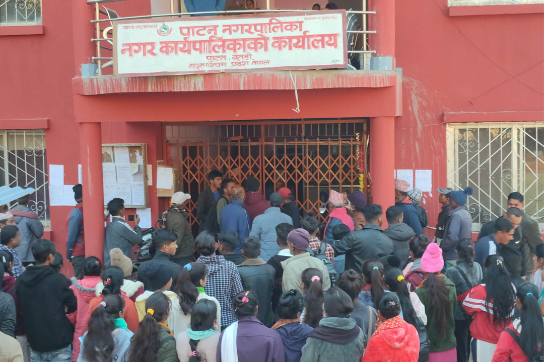 बैतडीमा शिक्षक मृत्यु प्रकरण : पाटन नगरपालिकामा तालाबन्दी