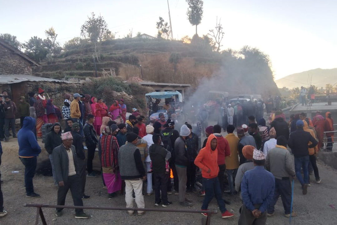 बैतडी अस्पताल विवाद :  दुवै पक्षद्वारा प्रदर्शन जारी, यातायात र मेलौली बजार बन्द