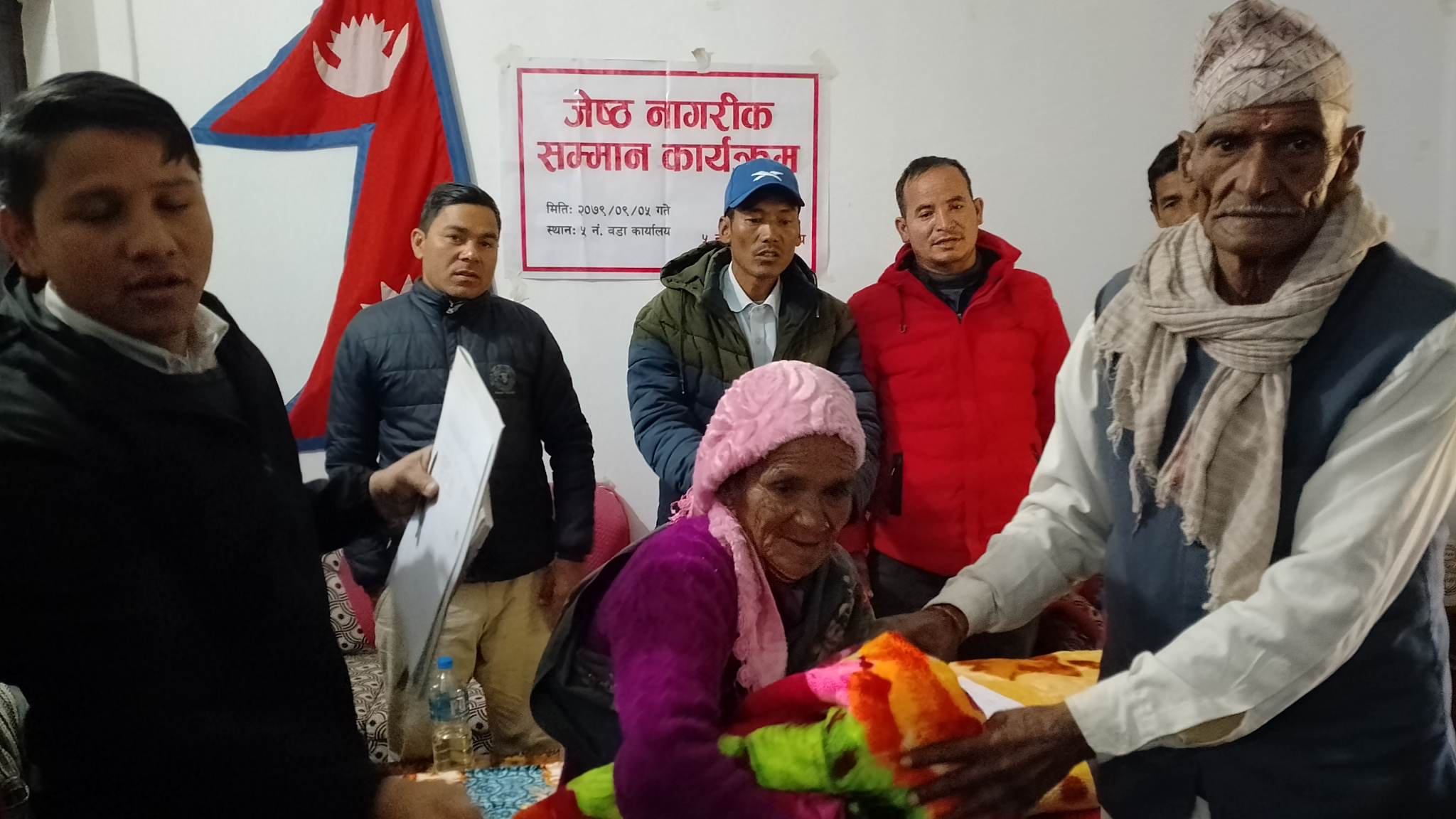 जेष्ठ नागरिकलाई कम्मल वितरण