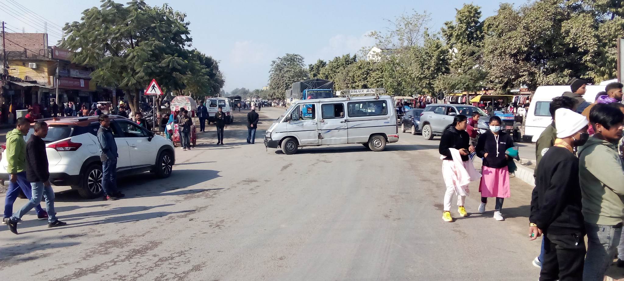 कैलालीको अत्तरियामा एक घण्टा सवारी बन्द