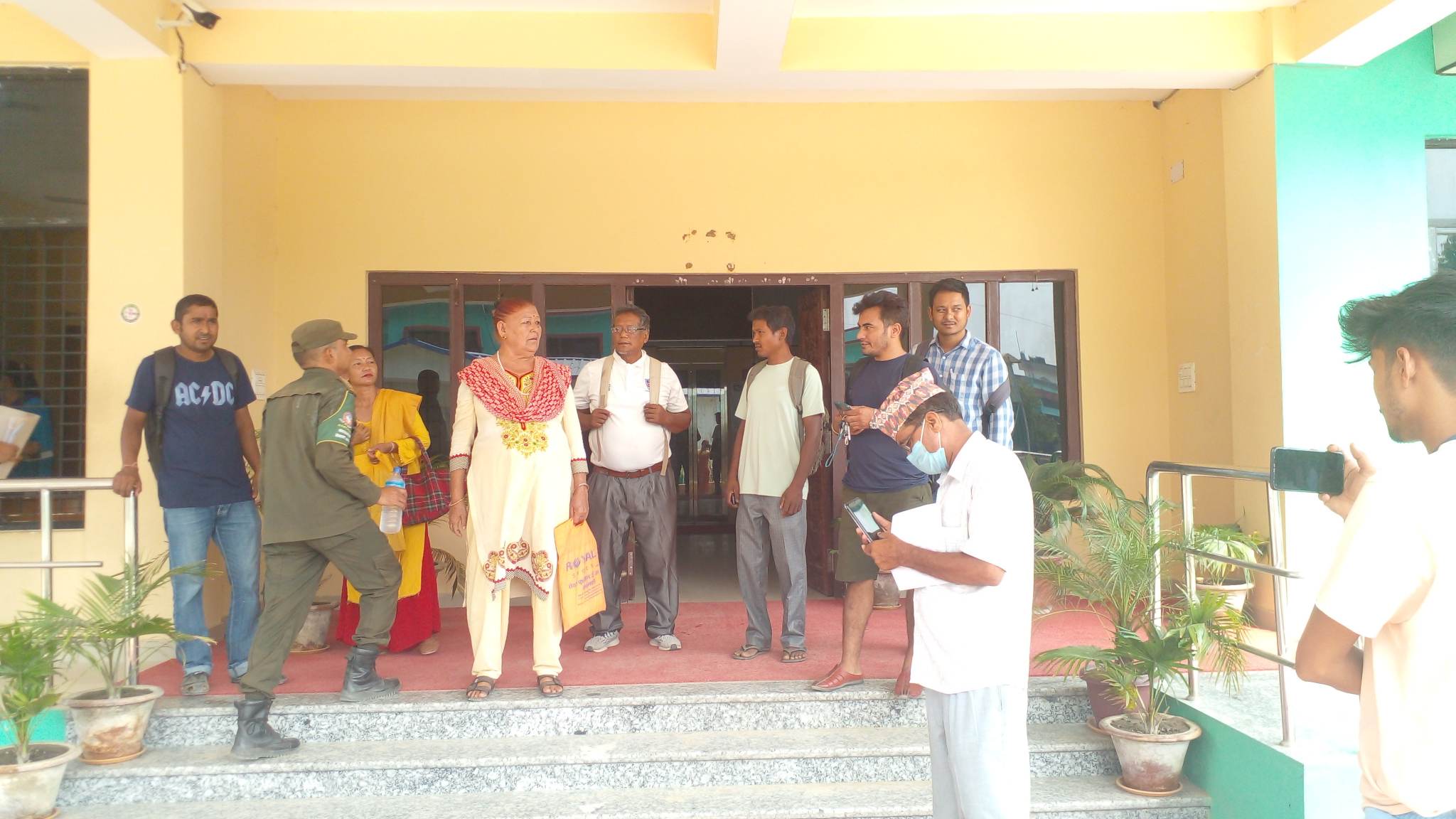 धनगढी उपमहानगरपालिकाका प्रमुख प्रशासकिय अधिकृतको हेल्चकराई, सेवाग्राही मारमा