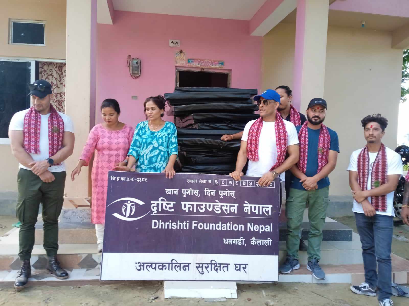 तीजको अवसरमा अभिनेता शाह र समाजसेवी कुवँरको पहलमा सहयोग