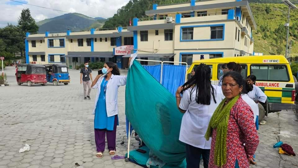 भूकम्पः व्यथा लागेकी गर्भवतीलाई अस्पताल बाहिर ल्‍याएर सुत्केरी गराइयो