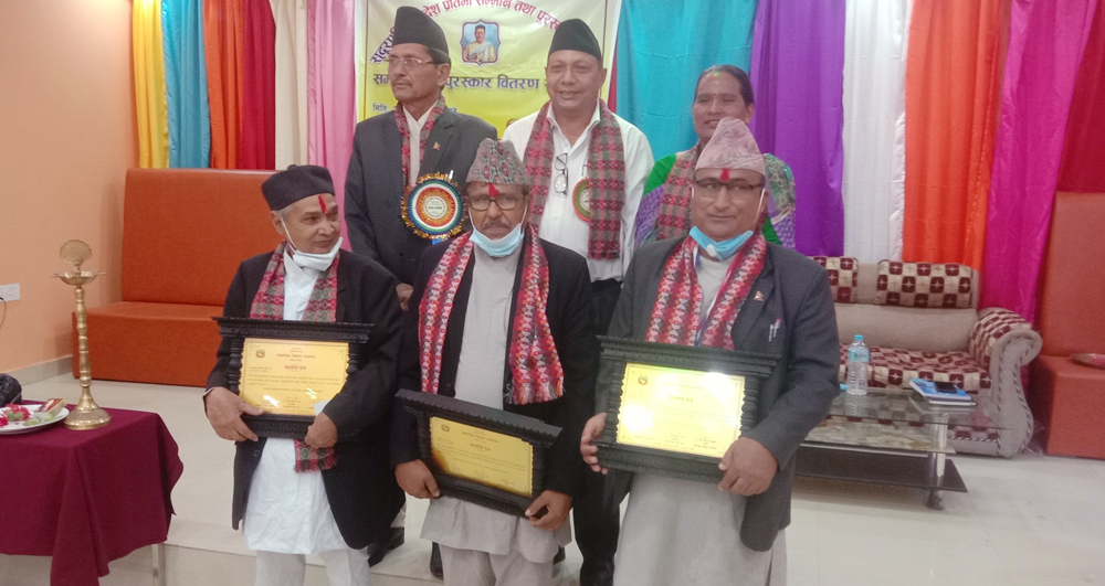 सुदूरपश्चिम सरकारद्वारा ३ जना स्रष्टा सम्मानित