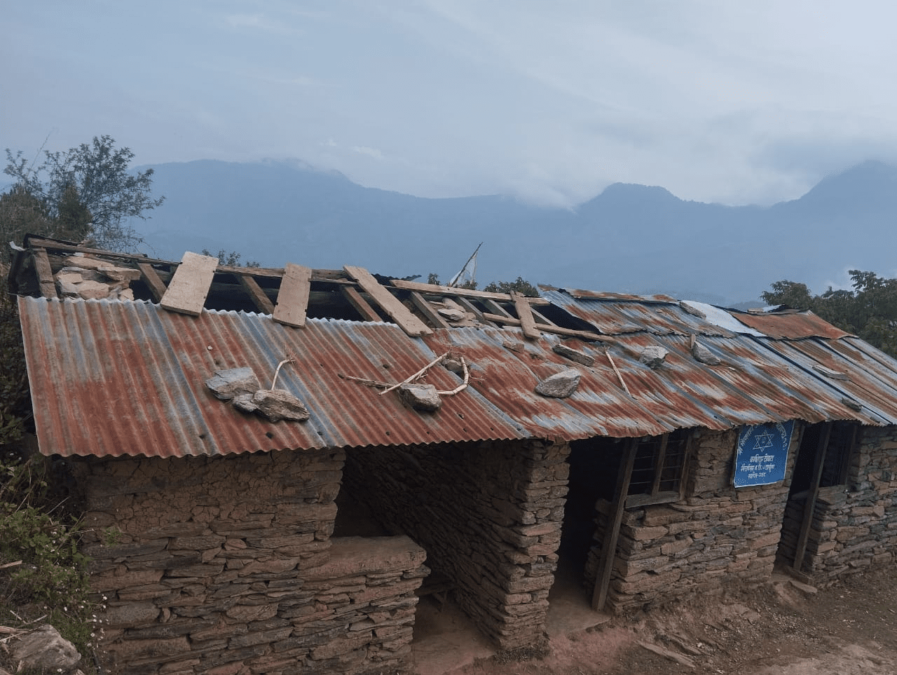 दुई वर्षअघि विद्यालयको छाना हुरीले उडायो, अझै मर्मत भएन