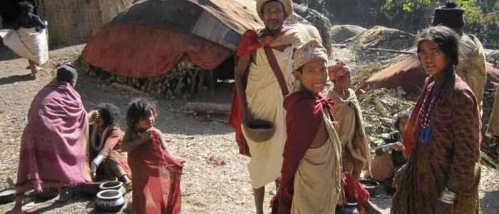 बाँदरको शिकार खेल्न गएका किशोरको भिरबाट लडेर मृत्यु भएपछि बसाइँ सर्ने तयारीमा राउटे समुदाय