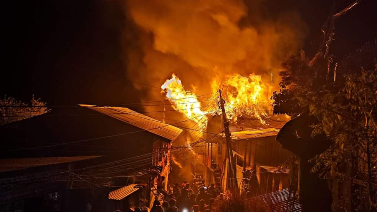 विद्युत् सर्ट भई आगलागी हुँदा ६ घर जलेर नष्ट