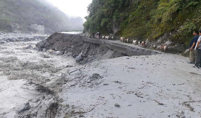 बझाङको चैनपुर जोड्ने सडकखण्ड अवरुद्ध