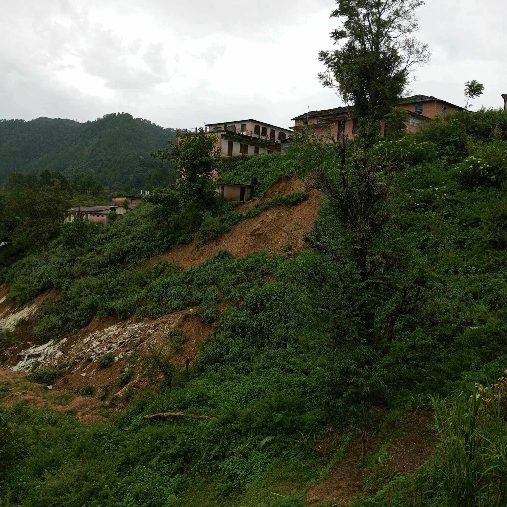 बैतडीको एक बिद्यालय पहिरोको जोखिममा