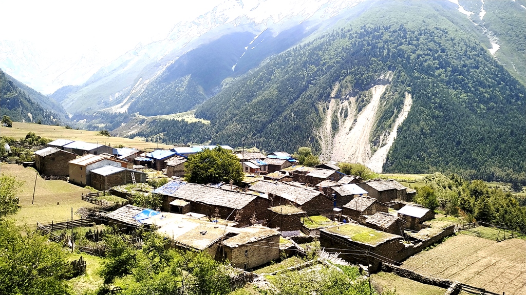 व्यासमा खाद्यान्न ढुवानी गर्न सशस्त्र प्रहरीलाई सास्ती