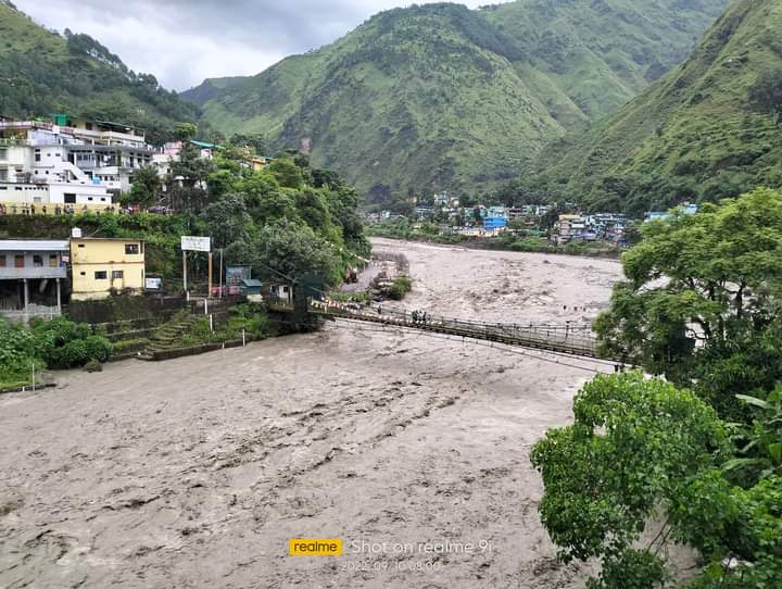 नेपाल-भारत जोड्ने झोलुङ्गे पुलबाट हामफाली एक पुरुष बेपत्ता