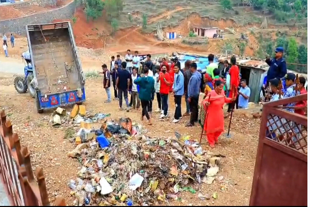फोहर व्यवस्थापन नगरेको भन्दै  बैतडीको मेलौली नगरपालिकाको परिसरमै स्थानीयले फाले फोहर