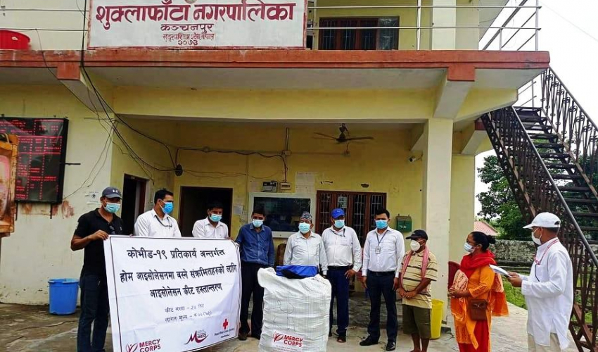 कञ्चनपुरमा कोरोना सङ्क्रमितलाई होम आइसोलेसन किट वितरण