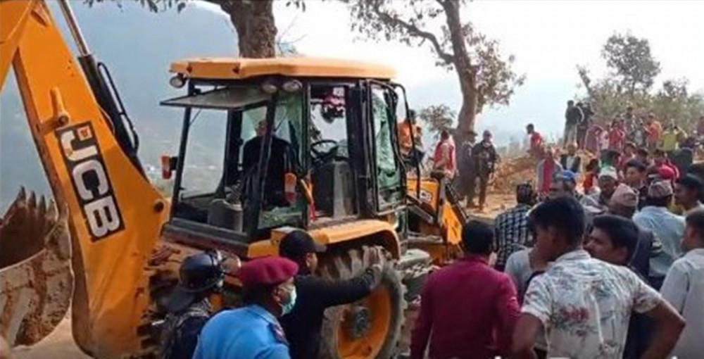 महिलालाई जिउँदै पुरेर फरार एक्स्काभेटर चालक कञ्‍चनपुरबाट पक्राउ