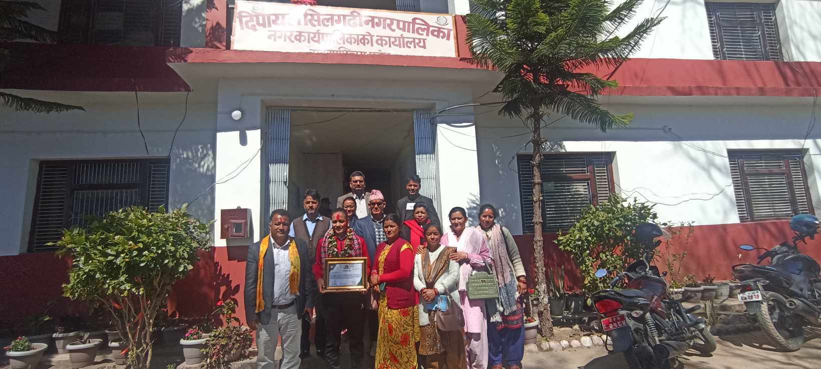 डाेटीकी जानकीलाई नगर प्रमुख खड्काद्वारा सम्मान