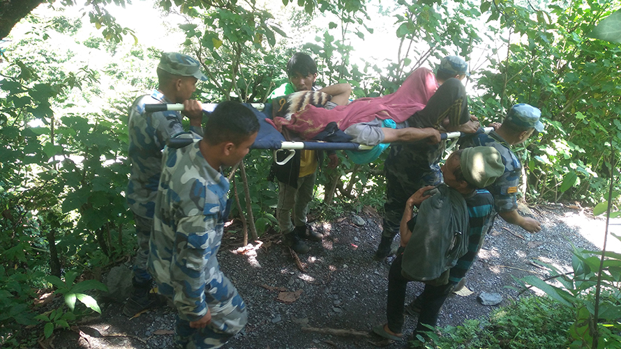 पहिरोले पुरिएका तीन जनाको उद्धार, एक जना मृत भेटिए