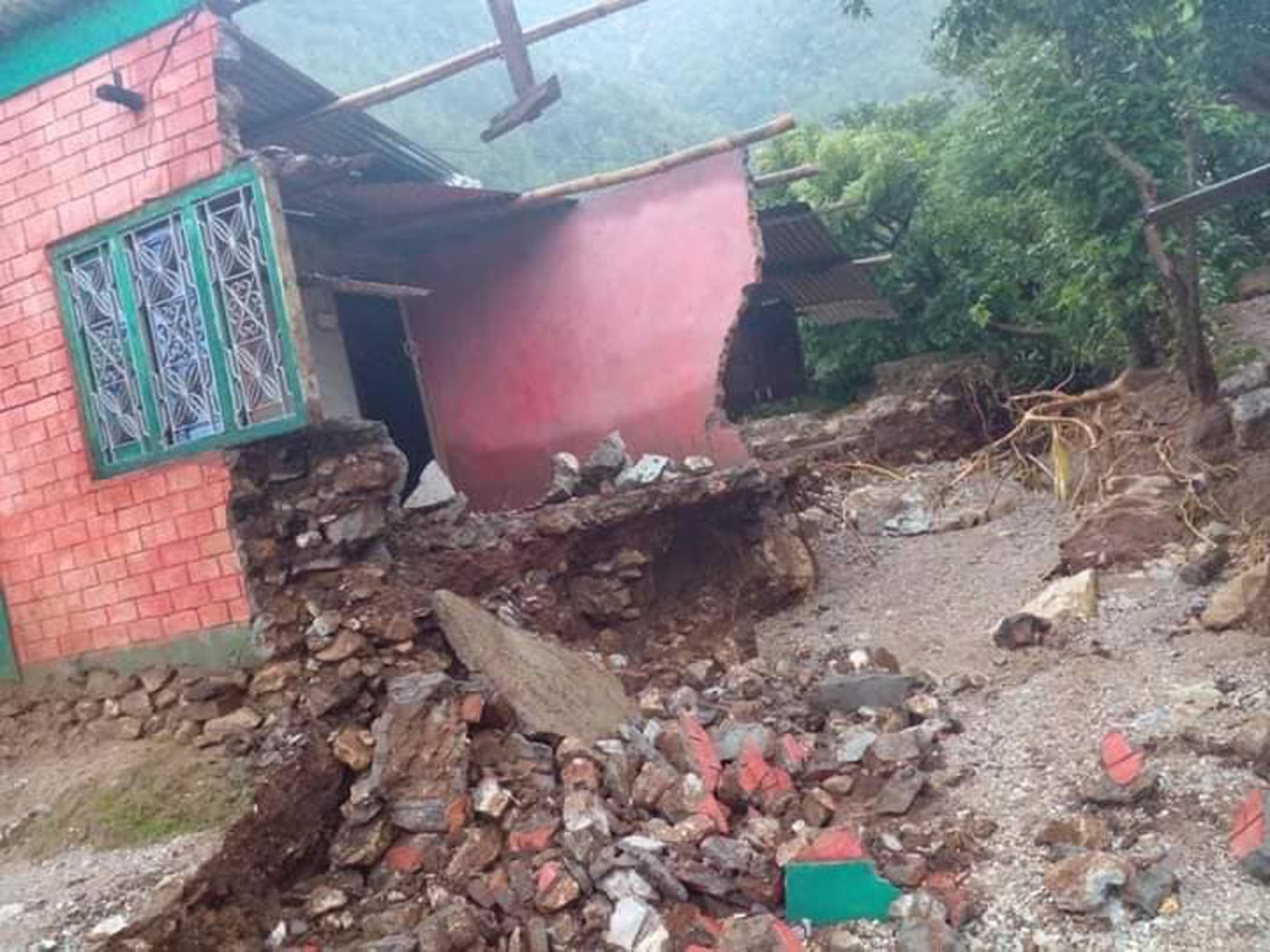 तनहुँमा पहिराेमा पुरिएको ११ घण्टापछि शव फेला, बाढीले ७२ घर विस्थापित