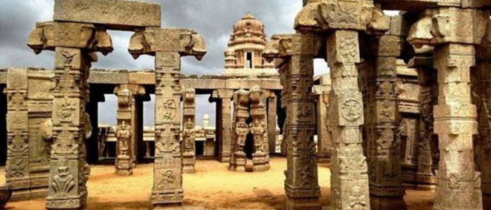 हावामा अडिएको मन्दिरको खम्बा, अझै खुलेको छैन रहस्य !