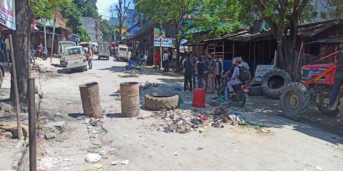गोकुलेश्वर बजारका व्यापारीहरुले सडकमै  फाले फोहर
