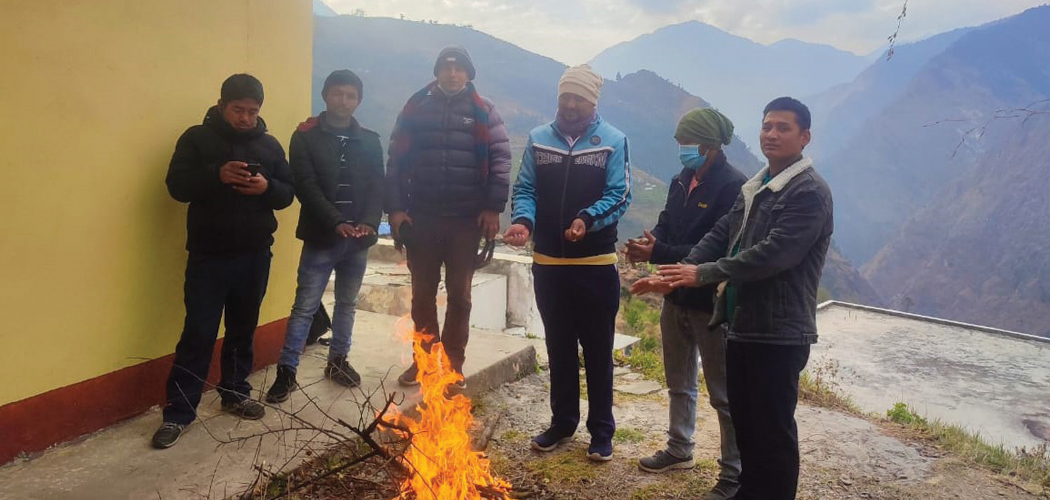 दार्चुलामा आगो तापेर जोगिने बाध्यता
