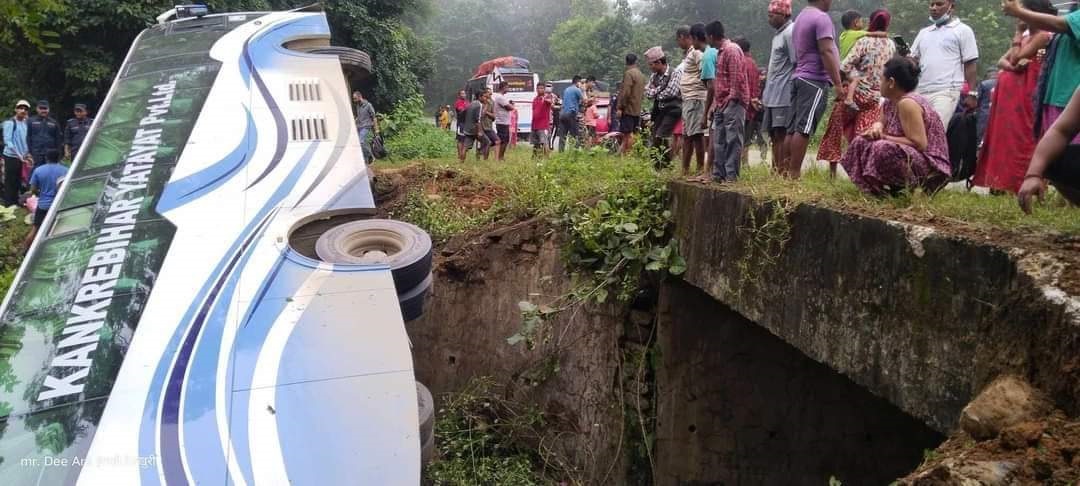 दाङमा बस दुर्घटना हुँदा २५ जना घाइते
