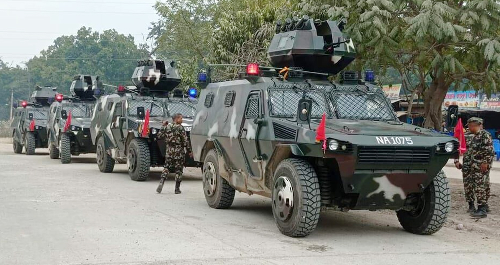 नेपाली सेनाका बख्तरबन्द गाडी कैलालीका सडकमा देखिन थाले