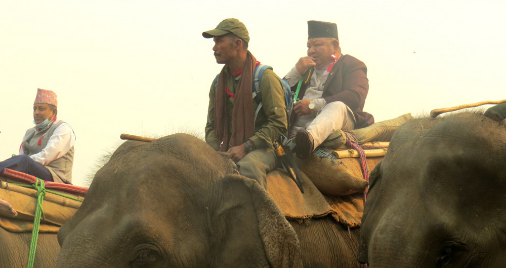 हात्तीका बथान लिएर गैँडा गन्‍न पुगे वनमन्त्री आले