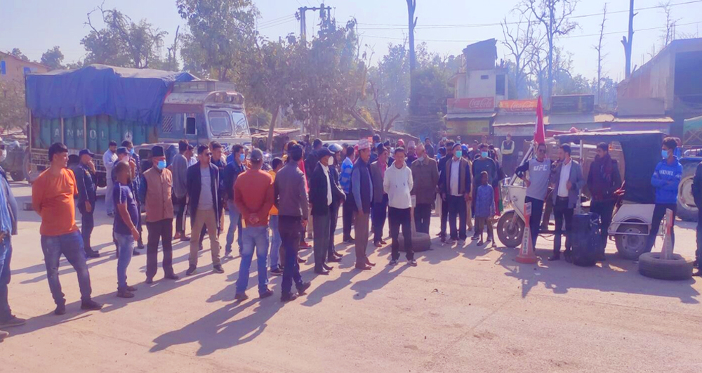 कांग्रेस नेता पौडेललाई पक्राउ गरिएको विरोधमा अत्तरियामा चक्काजाम