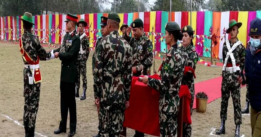 सुदुरपश्चिमका निमित्त पृतनापती भट्टद्धारा ९ महिने सैन्य तालिम पुरागरेका सिपाहीलाई दिए बधाई