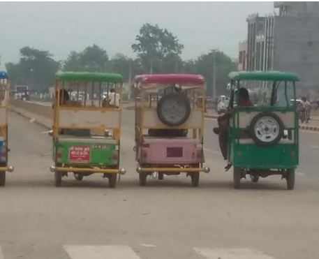तराईका गाउँगाउँमा अटो रिक्सा : एम्बुलेन्सदेखि ट्याक्सीसम्मकाे विकल्प बन्दै
