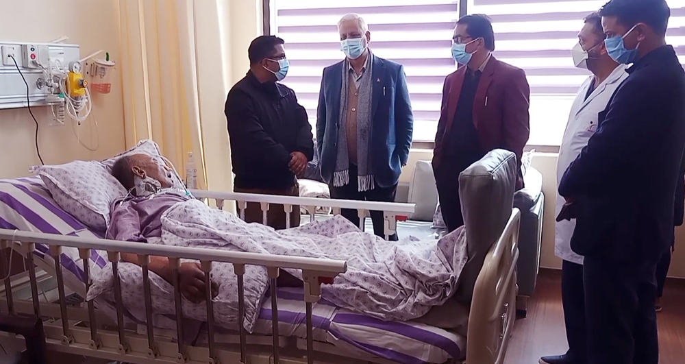 सुदूरका क्रान्तिकारी योद्धा भण्डारी अस्वस्थ, स्वास्थ्य अवस्था बुझ्न उद्योगमन्त्री भट्ट अस्पताल पुगे