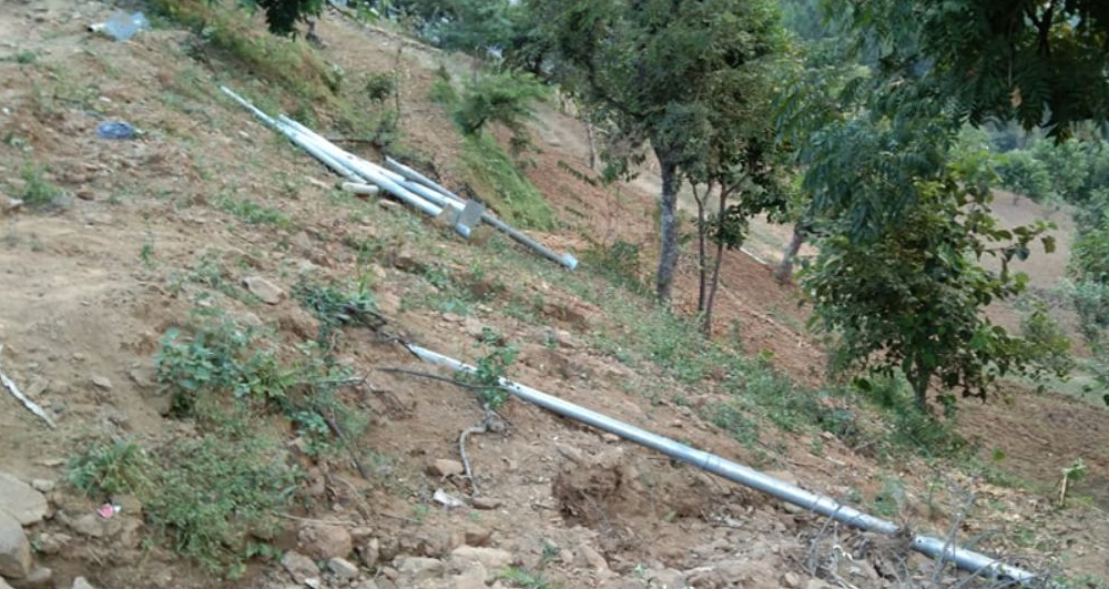 बैतडीका गाउँमा विद्युत् नहुँदा मोबाइल चार्ज गर्न बजार जानुपर्छ