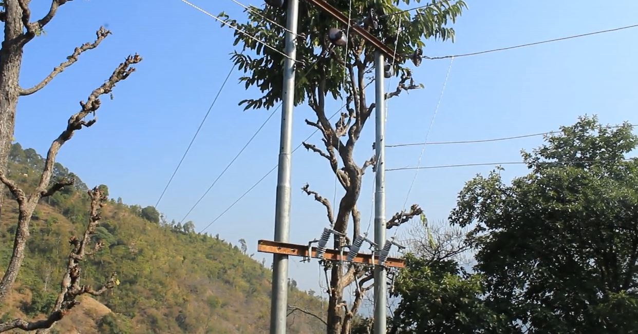 बिजुलीको तार तानेको ४ वर्ष पुग्दा पनि अन्धकार मै बस्न बाध्य
