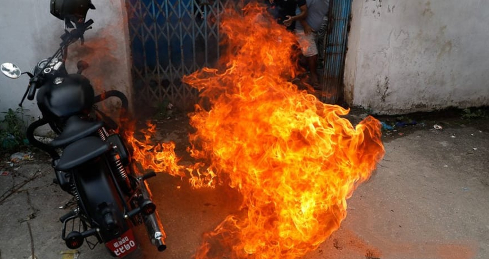 सत्तारूढ गठबन्धनकै विद्यार्थीले जलाए गृहमन्त्रीको पुतला