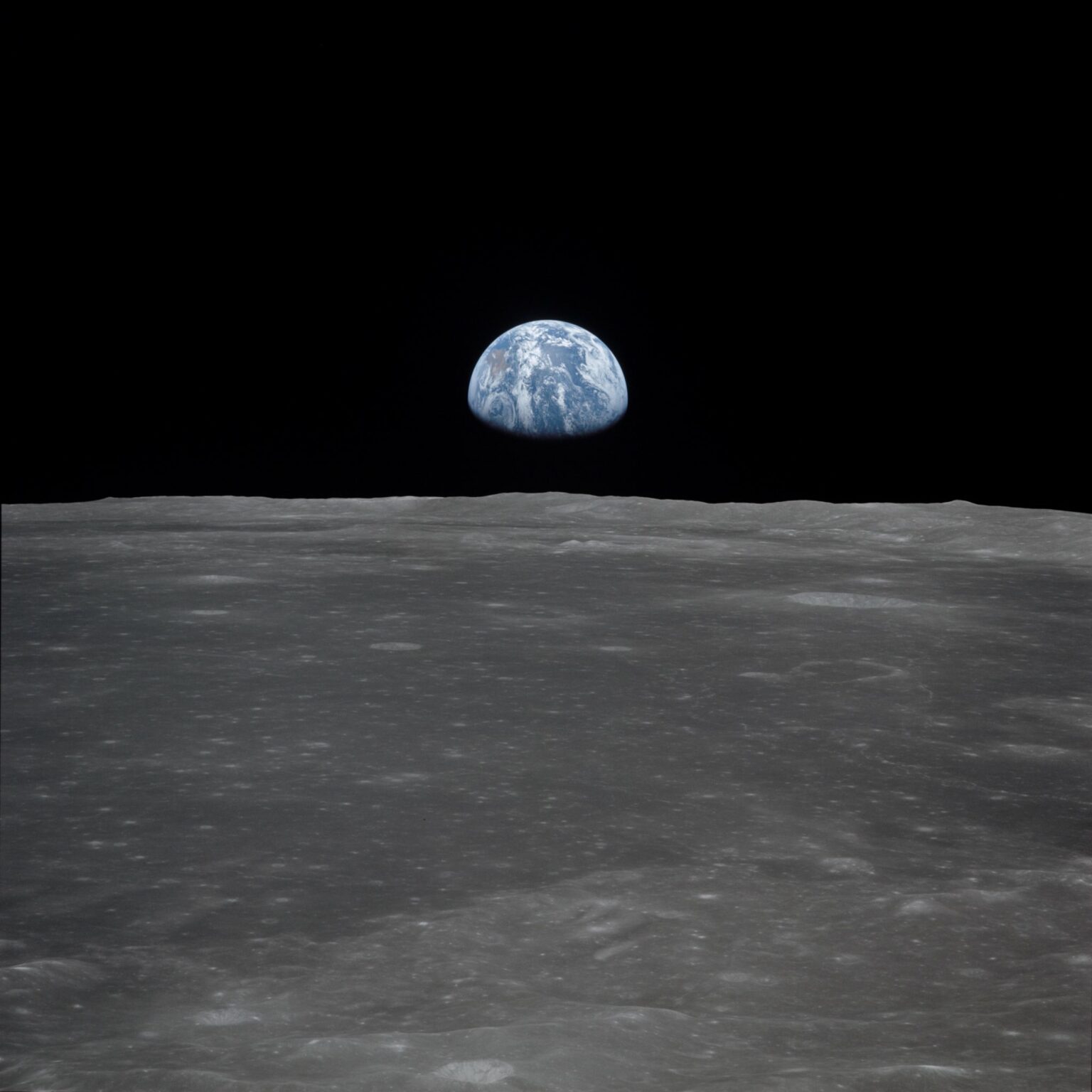चन्द्रमाबाट यस्तो देखिन्छ पृथ्वी, हर्नुहोस् तस्वीरमा