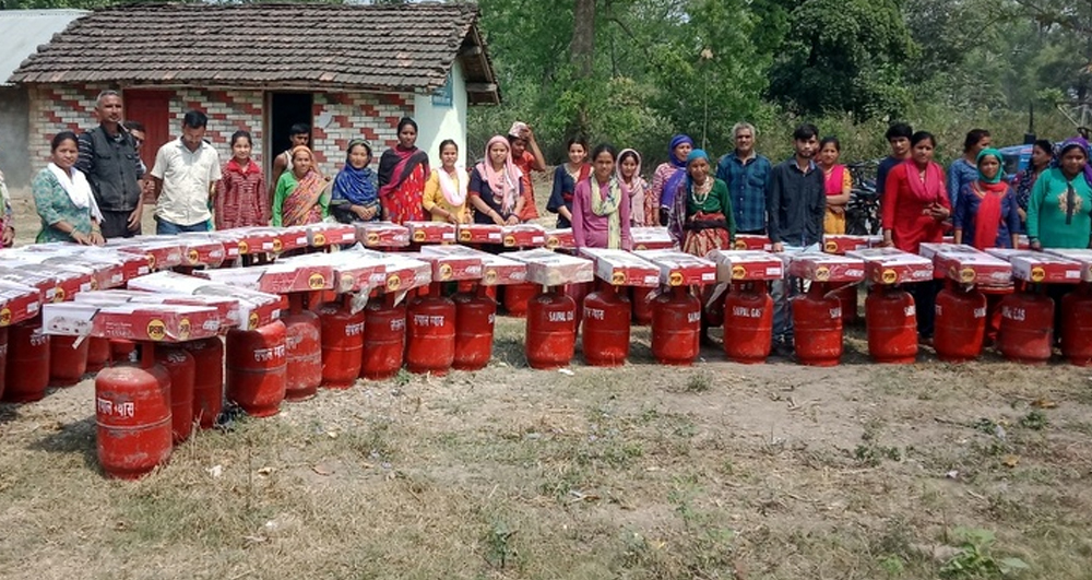 कञ्चनपुरमा सामुदायिक वनका ५६ उपभोक्तालाई ग्याँस सिलिण्डर र चुलो वितरण