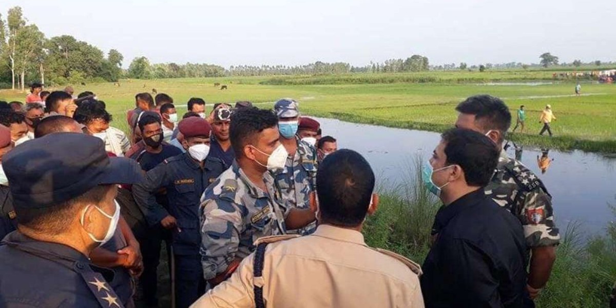 सीमामा निरन्तर किचलो, ढलेका स्तम्भ उस्तै