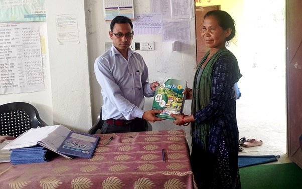 बाउन्न वर्षको उमेरमा विद्यालय भर्ना भएर कक्षा १ मा पढ्दै कञ्चनपुरकि डल्लीदेवी