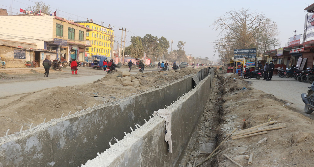 सडक स्तरोन्नतिले धनगढीको मुहार फेरिँदै